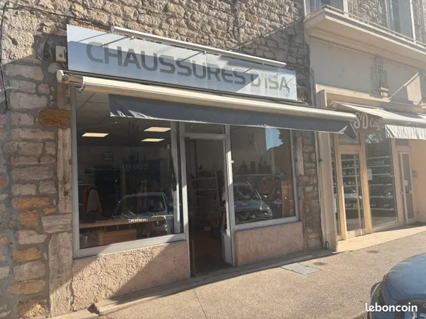 Magasin de chaussures et accessoires