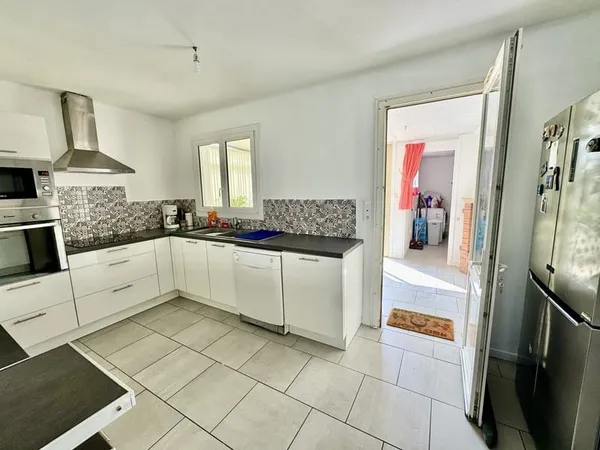 SANS TRAVAUX, DEPENDANCES, COMMERCES À PIED, 2 CHAMBRES, 900 M2 DE TERRAIN, PUITS, DOUBLE GARAGE.