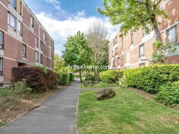 PROCHE CENTRE VILLE - APPARTEMENT 2 PIECES - BOX ET CAVE