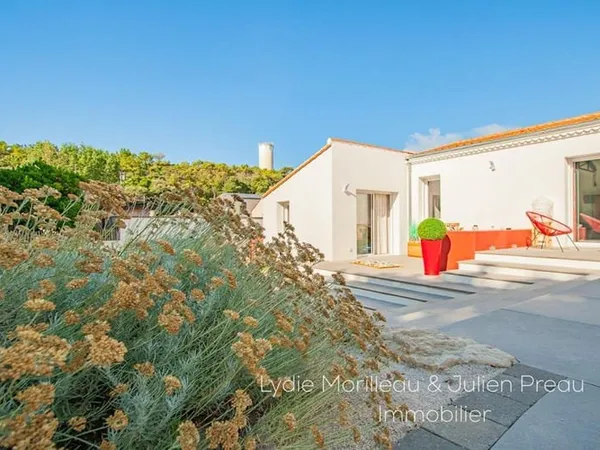 Belle propriété contemporaine avec piscine proche golf