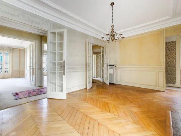 Appartement 5 pièces + chambres de service en étage élevé