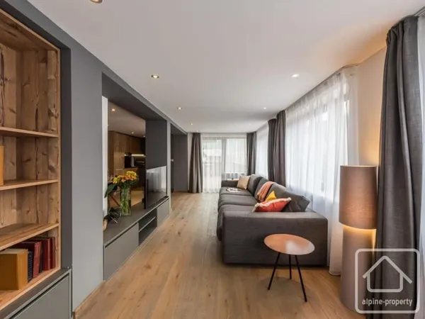 Appartement de 3 chambres, chacune avec sa salle de bains, terrasse, entièrement meublé
