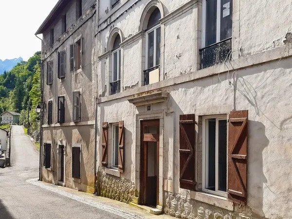 Immeuble à vendre EAUX BONNES (64) - 256 m2 surface habitable- Terrain 202 m2