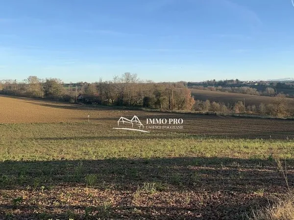 Terrain 900 m²