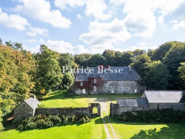 En Bretagne, dans le pays de Penthièvre, un manoir du 16e s. Imh sur quelque 6 ha.