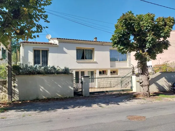 Maison familiale avec studio, piscine et jardin - Jonzac centre