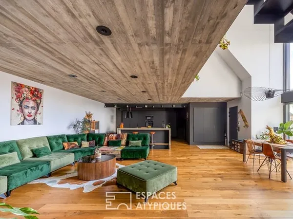 Ancienne grange rénovée à l'esprit brutaliste et sa piscine