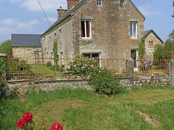 Maison 225 m2 habitables au coeur de la Suisse Normande. Petit coin de paradis incluant une maison d