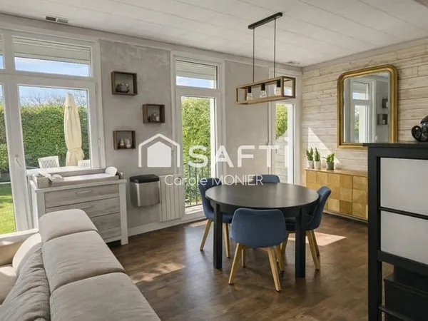 Maison lumineuse avec 3 chambres et extérieur, proche des commodités.