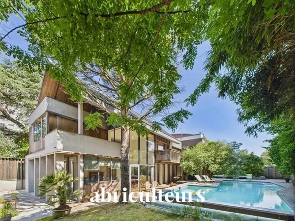 Splendide maison d'architecte dans un écrin de verdure - 317m², piscine et grandes terrasses - Nante
