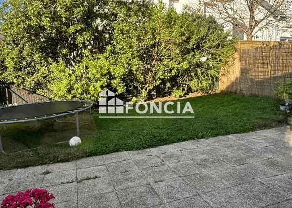 Maison en copropriété horizontale avec jardin - Locataire en place