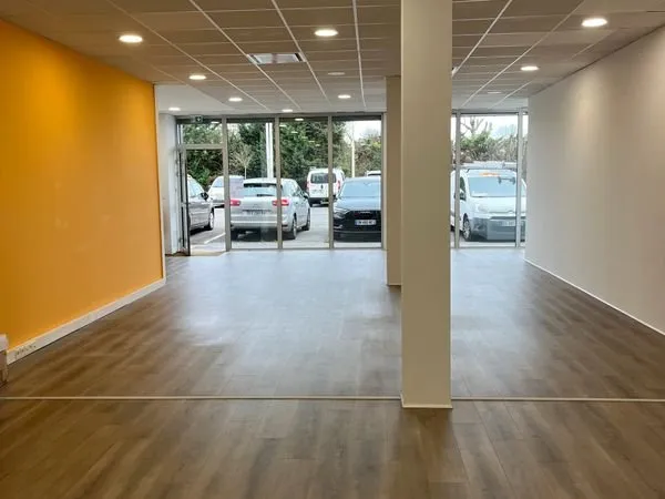 Surface commerciale et bureaux 300m²