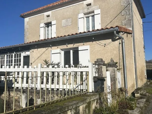 Propriété avec maison, grange et terrain avec cabane et truf