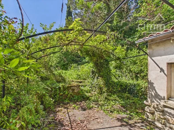 Maison de ville 2CH avec jardin, garage et studio à rénover