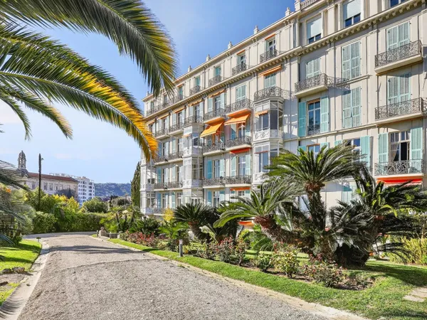 Dernier étage – Appartement 123 m2  de luxe rénové avec vue mer panoramique