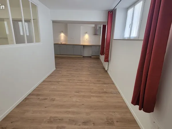 A deux pas du centre ville tous commerces, appartement de plain-pied entièrement rénové offrant une 
