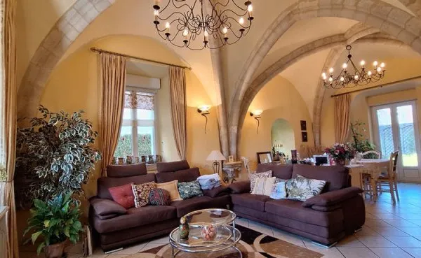 UNIQUE A SENS PAR SON CADRE HISTORIQUE, APPARTEMENT 96 M2 DE PLAIN PIED, 2 CH, TERRASSE, JARDIN, GAR