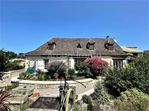 Spacieuse Périgourdine avec dépendance sur env. 2 700 m2.