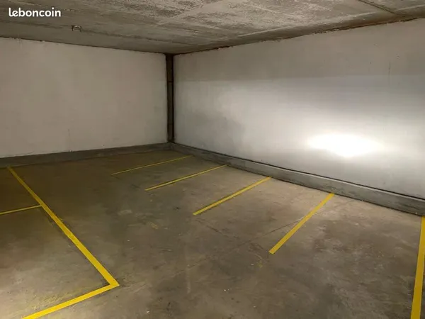 Moto box fermé - sécurisé - marseille 13005