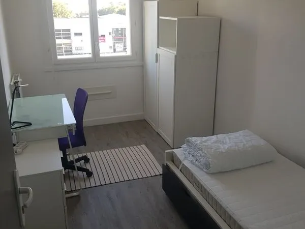 Chambre en colocation meublée calme
