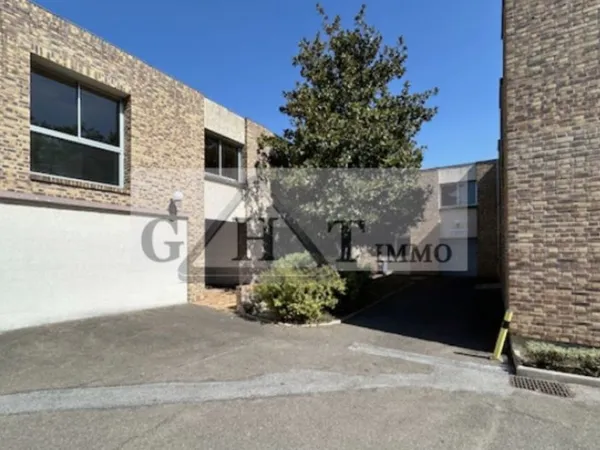 À vendre Entrepôt & bureaux 1232m²- BUC