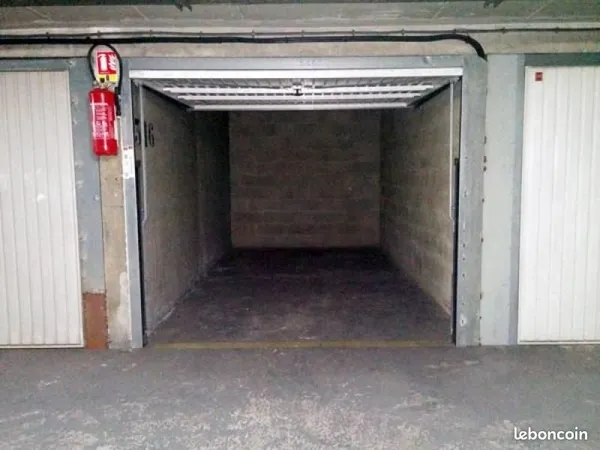 Garage fermé (accès sécurisé) en sous-sol