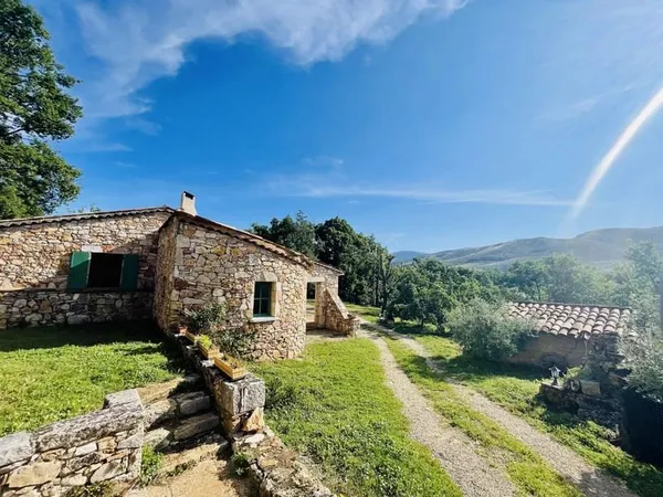 Bauduen. Belle propriété au calme, proche du Lac de Sainte-Croix, maison et dépendance en pierre, te