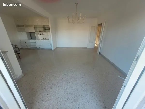 Vends appartement traversant de 5 pièces (97,23 M2) composé d'une entrée, une cuisine, une salle à m