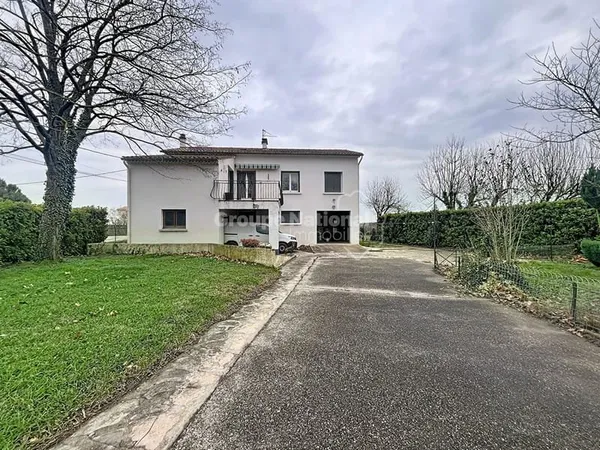 Maison indépendante, 7 pièces, avec grand terrain 1719m², garage, atelier