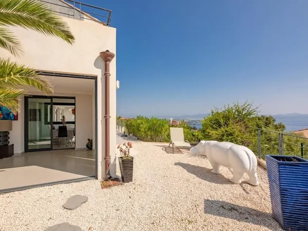 A VENDRE APPARTEMENT 3 PIECES REZ-DE-JARDIN GARAGE CAVE RESIDENCE AVEC PISCINE VUE MER PANORAMIQUE, 