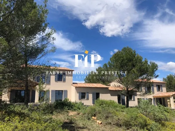 Lambesc - Ensemble immobilier de deux maisons jumelées à aménager de 200 m2 chacune sur un hectare d