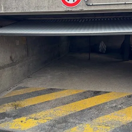 Place parking sécurisé box