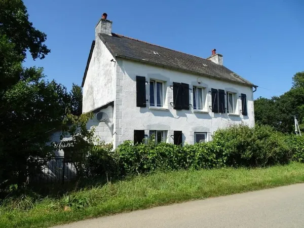 COTES D'ARMOR - Une maison individuelle de 3 chambres avec 1573m2 de terrain, près de Carhaix-Plougu