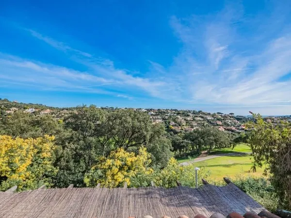 JOLI MAZET SUR LE GOLF DE SAINTE MAXIME