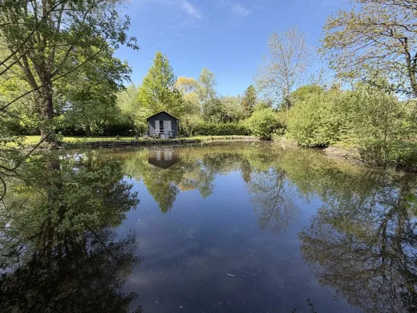 TERRAIN DE LOISIR AVEC ETANG ET CHALET