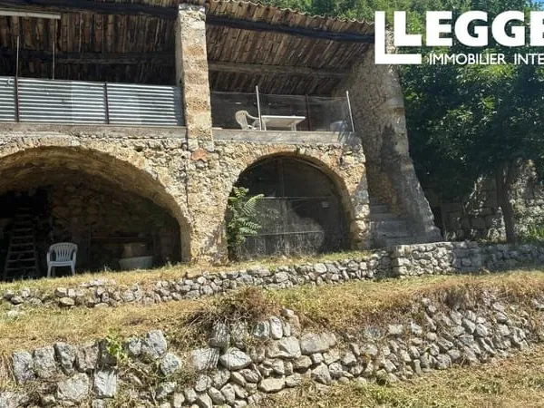Bâtiment du 19ème siècle de 60m² pour séchage du foin sur 258m² de terrain constructible à Sigale. A