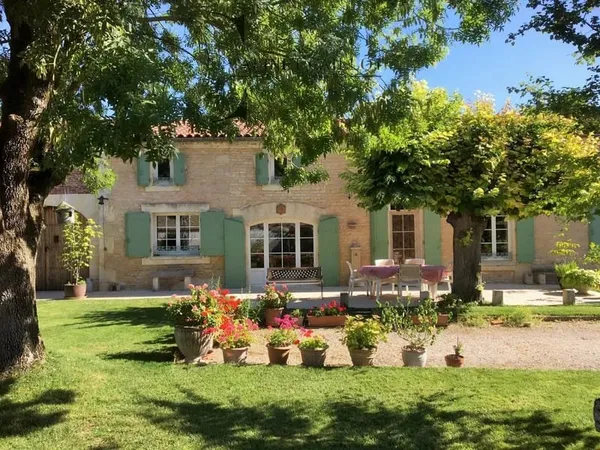 Maison CHARENTAISE - 15 mn de Saintes (réf.60996)