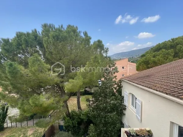EXCLUSIVITE A PEYMEINADE - 2 PIÈCES 52 m² - DERNIER ÉTAGE - BALCON - PARKING