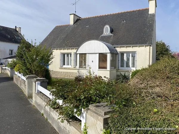 LOCTUDY. Entre port et plages. Maison de 100 m² des années 60.