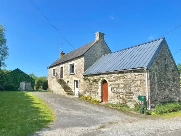 Maison avec terrain hangar et dépendance