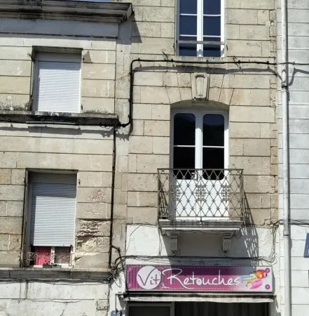 Immeuble situé proche des jardins de la Brèche et du centre ville