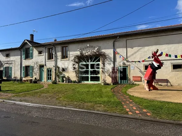Ensemble immobilier - Bâtiment environ 860 m² - maison 173 m² - jardin - Lachaussee