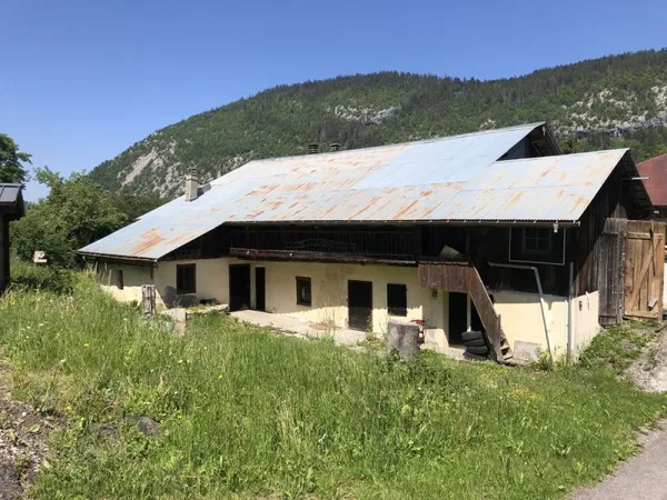 Corps de ferme mitoyen à réhabiliter entièrement