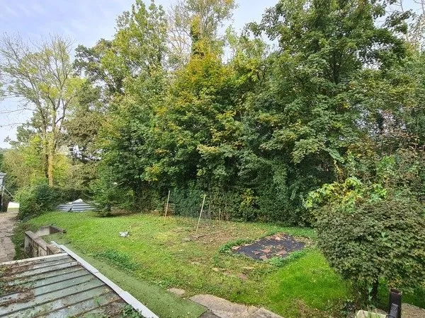 A vendre terrain avec petite maison existante CHESSY 77
