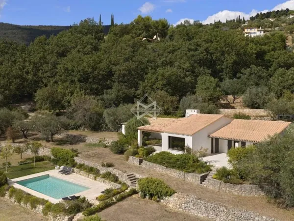 Seillans: villa avec piscine et vue dominante sur la plaine agri
