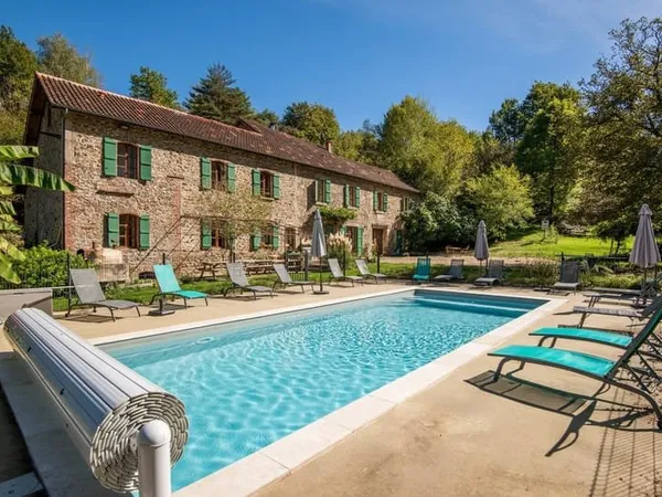 LONGERE - 425M² HABITABLE AVEC PISCINE SUR 5HA