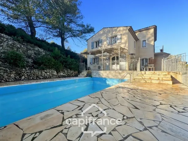 Domaine et Golf de Pont Royal, belle propriété de 290 m2 établie sur un terrain de 2600 m2, cinq cha