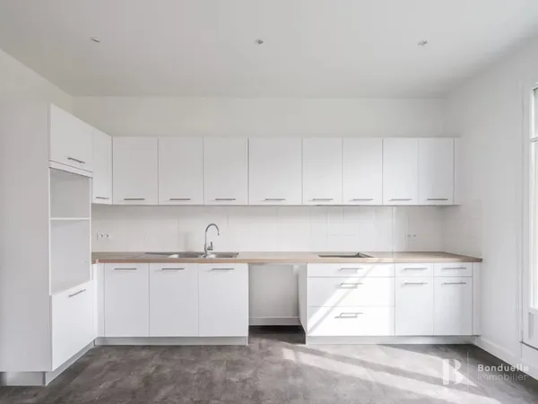 À LOUER VIDE - 6 PIECES DE 207 M2 - QUARTIER SAINT PHILIPPE DU ROULE - AVENUE FRANKLIN ROOSEVELT