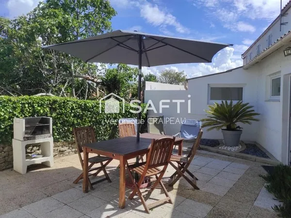 Rare sur le marché, tout à pied pour cette maison proche plage et commerces avec 2 chambres, 1 burea