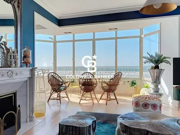 LES SABLES D'OLONNE: La Villa Flore : Signature de l'architecture balnéaire sur le Remblai.